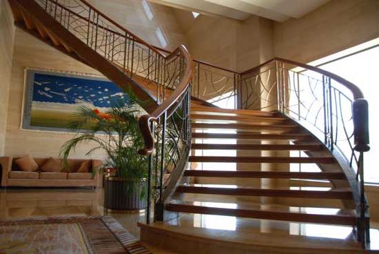 跃层别墅loft楼梯材料：木质材料