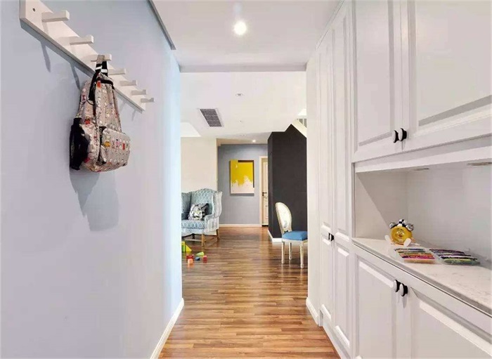 针对户型是入户口墙面呈平行/过廊长的玄关鞋柜设计