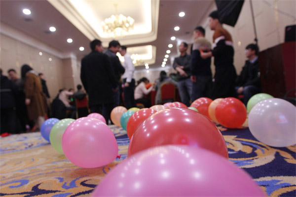 年会活动二：《吹气球》-参演人员：全体员工